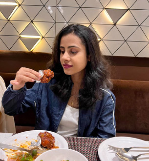 women eating chicken